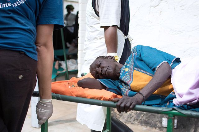 Unbehandelt führt Cholera zum Tod: Eine ältere Frau wird in Juba in ein Spital gebracht. (Archvibild)