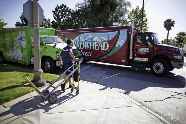 Depuis 1987, Arrowhead fait partie de Nestlé Waters. La société exploite des sources dans les forêts de San Bernardino. 