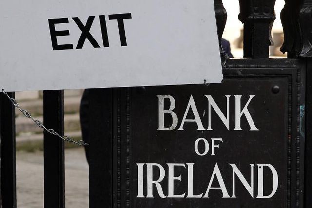 Die Suche nach dem Ausweg: Vor dem Ausgang der Bank of Ireland in Dublin. 