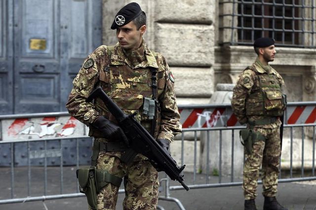 Hollande a décidé l'état d'urgence après le carnage à Paris vendredi soir.