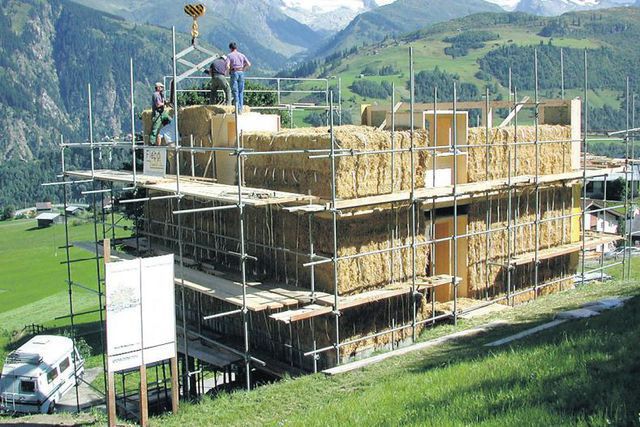Vorbild für die Dürntner Häuser:Der Bau mit Strohwänden in Disentis.