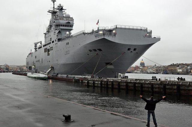 Neu auch für russische Streitkräfte in Einsatz: Das französische Kriegsschiff Mistral im Hafen von St. Petersburg. (Archivbild)