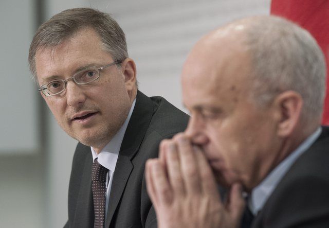 Ueli Maurer et le chef du SRC Markus Seiler, lors de la révélation du scandale des pièces volées en septembre..