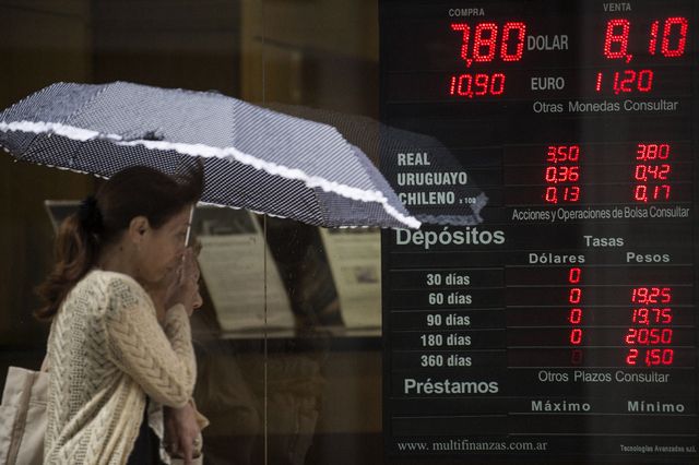 Schlechte Aussichten für die argentinische Wirtschaft: Eine Frau geht in Buenos Aires an einer Wechselstube vorbei. 