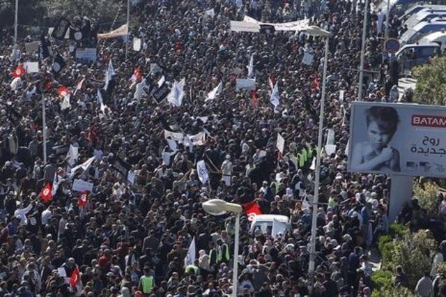 Brandissant des drapeaux noirs et blancs reprenant des versets du Coran, les manifestants par milliers exigent que la «charia» devienne le fondement de la nouvelle Constitution en Tunisie.
