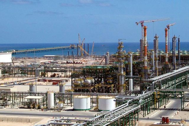 Der Unsicherheitsfaktor Libyen treibt die Preise in die Höhe: Eine Raffinerie im libyschen Mellitah.