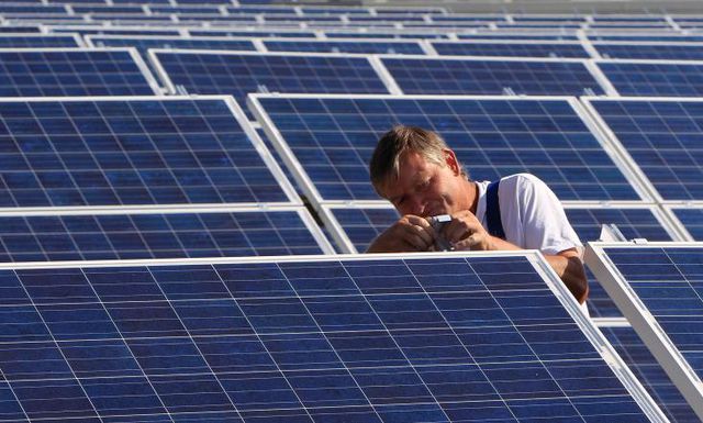 Bau, Industrie und Konsum befeuern die Konjunktur: Arbeiter an einer Solaranlage in der Nähe von München.