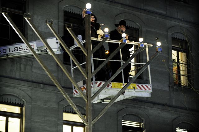 Genève, le 11 décembre 2012 sur la place du Molard où plus de 1000 personnes avaient célébré Hanouka, la fête juive des lumières,avec l'allumage de la Ménorah géante.