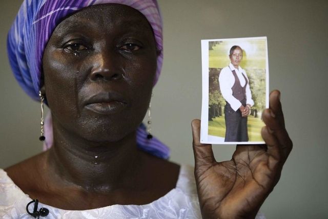 «In Afrika stirbt man einsam»: Eine Mutter mit dem Bild ihrer von Boko Haram entführten Tochter. Foto: AP, Keystone