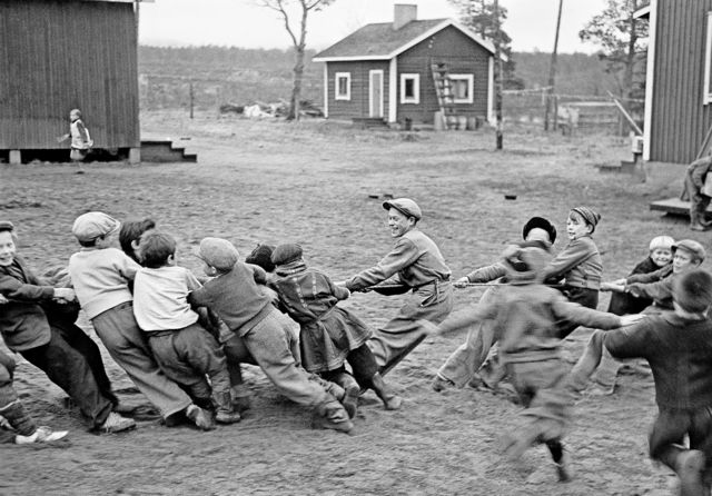 Die Kultur des Gehorsams und der Autorität der Lehrer war in Finnland länger massgeblich als anderswo: Schüler 1948 während einer Pause. Foto: Werner Bischof (Magnum Photos)