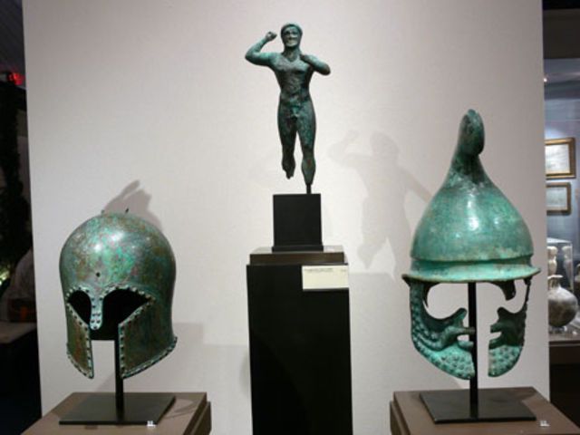 Les armes antiques de Phoenix Ancient Art (ici exposées aux Etats-Unis). 