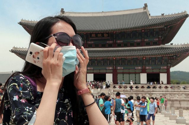 In mehr als 20 Ländern kam es zu Mers-Erkrankungen. Eine Frau in Seoul versucht sich mit einer Gesichtsmaske vor einer Erkrankung zu schützen.