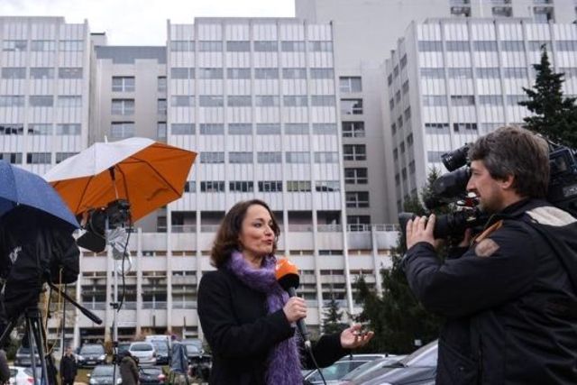 Mediale Gier: Journalisten-Teams vor dem Spital in Grenoble.