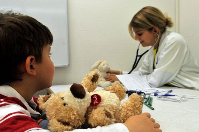 Dank verbesserten Therapien sterben weniger Kinder an Blutkrebs: Kind bei einer ärztlichen Untersuchung.(Symbol)
