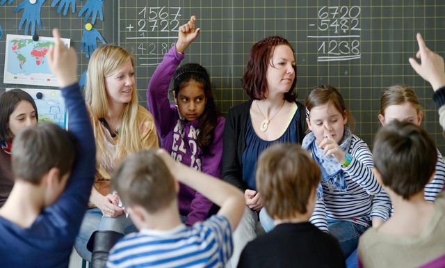 Unterrichten im Schulhaus Letten in Zürich gemeinsam eine 4. Klasse: Kristin-Milva Meier (l.) und Kathrin Uhlir.