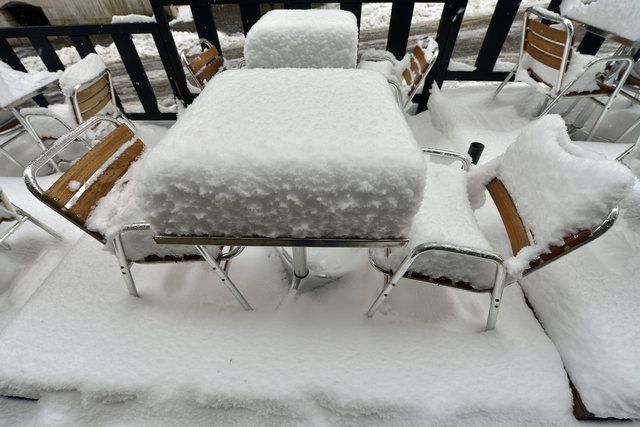 La terrasse d'un bistro genevois photographiée sous la neige, lundi 11 février 2013.