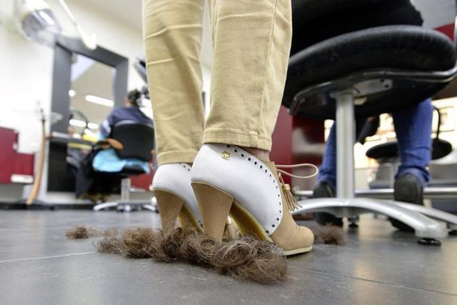 L’UE envisage d’interdire aux personnes qui travaillent dans les salons de coiffure le port de talons, de bagues ou de montre.


