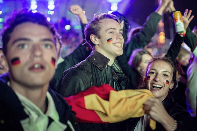 Die Integrationskurse scheinen zu fruchten: Deutschland-Fans müssen sich nicht mehr verstecken. Foto: Ennio Leanza (Keystone)