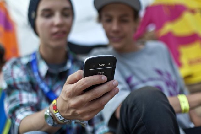 Ohne ist für viele nicht mehr möglich: Jeder zwanzigste Jugendliche ist süchtig nach seinem Handy.