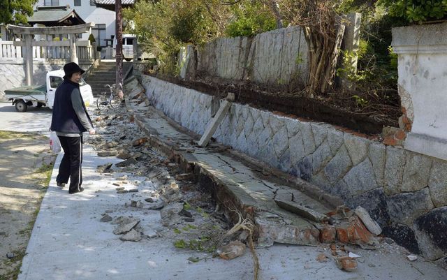 A Sumoto, une dame regarde les dégâts causés par le séisme.