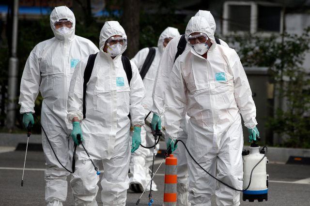 Erstmals gibt es einen Mers-Toten in Europa. Seuchenspezialisten desinfizieren einen Ort in Südkorea.