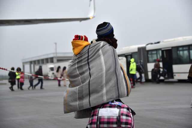 Plötzlich mit Pass. Jedes Jahr werden Tausende von Bewilligungen für Auslandreisen von Flüchtlingen erteilt (im Bild: Eritreer und Äthiopier am Flughafen).