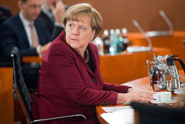 Ihre für europäische Verhältnisse bisher einzigartige Popularität leidet: Bundeskanzlerin Angela Merkel im Hessischen Landtag. Foto: Bernd von Jutrczenka (EPA)