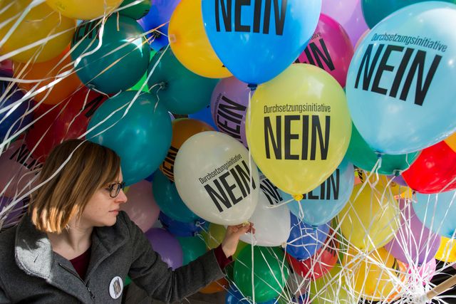 Nicht eine, sondern viele Gegenkampagnen: Für eine Kundgebung in Zürich werden Ballone vorbereitet (6. Februar 2016). Foto: Ennio Leanza (Keystone)