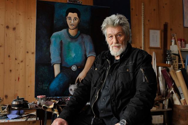 Das Porträt seines Sohnes ist dieses Jahr entstanden. Vater und Sohn: Timmermahn malt in seinem Atelier im obersten Stock des Bauernhauses in Rüeggisberg. 