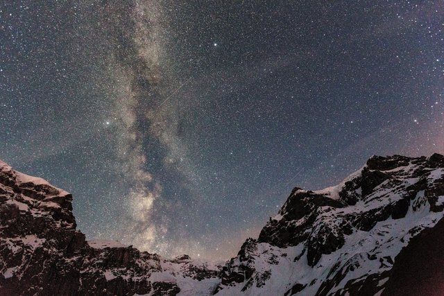 Ciel étoilé sur les Alpes. (Image d'illustration)