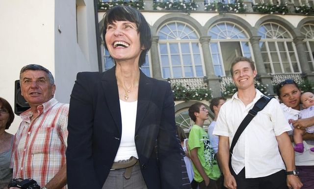 Gute Miene zum spekulativen Spiel: Micheline Calmy-Rey zu Besuch in Siders. (17. August 2011) 