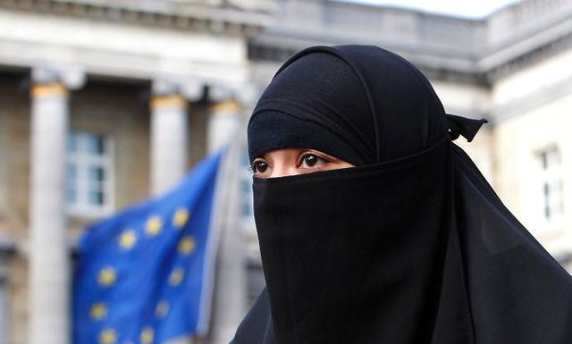 Muss bald Strafe zahlen, wenn sie den Schleier  trägt: Eine 22-jährige Französin am 26. April vor dem belgischen  Parlament in Brüssel.