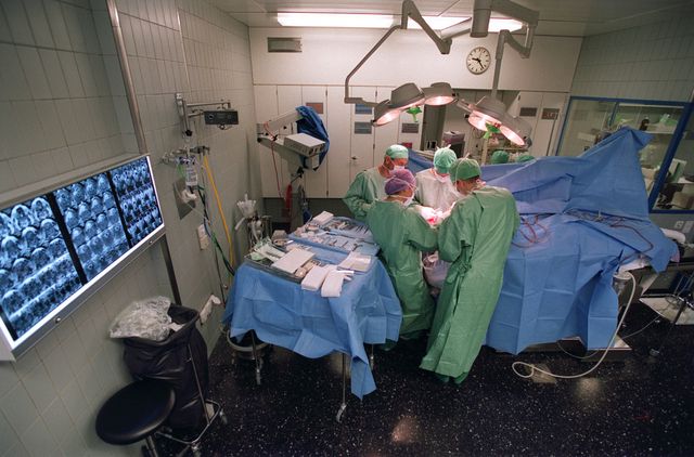 Auf dem Beistelltisch liegen zahlreiche Geräte für die Operation.  Nach Abschluss des Eingriffes wird das Operationsmaterial nachgezählt.