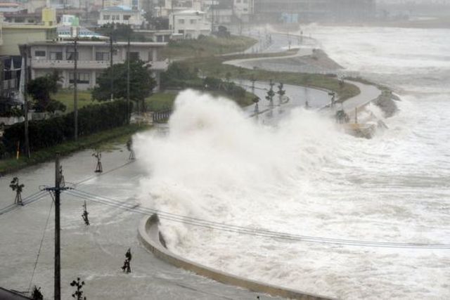 La pression atmosphérique au centre du typhon atteignait 910 hectopascals, ce qui fait de Bolaven l'un des typhons les plus forts jamais observé par l'agence météo japonaise.