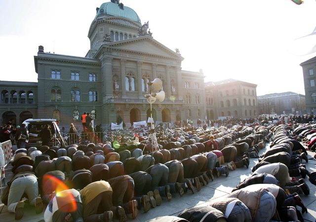 Muslime beten am 11. Februar 2006 auf dem Berner Bundesplatz während einer friedlichen Demonstration gegen die dänischen Mohammed-Karikaturen.