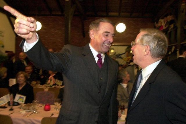 Der damalige Bundesrat Adolf Ogi (l.) und Christoph Blocher an der traditionellen Albisgüetlitagung der SVP. (21. Januar 2000)