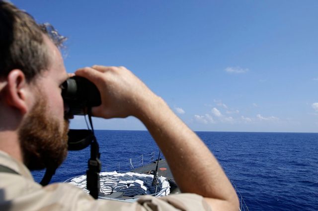 Die EU-Staaten wollen militärisch gegen libysche Schleuser vorgehen: Ein Kommandant der belgischen Marine sucht nach Flüchtlingsbooten. (20. Juni 2015)