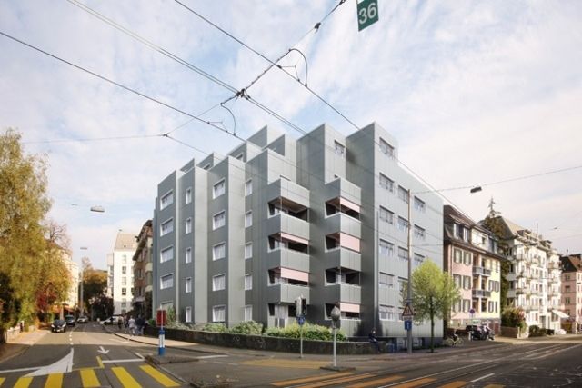 Mit dem grau-grünen Farbton passt sich die erneuerte Fassade optisch in die Umgebung ein: Das Haus an der Ecke Hofwiesen- und Rothstrasse. Bild: PD
