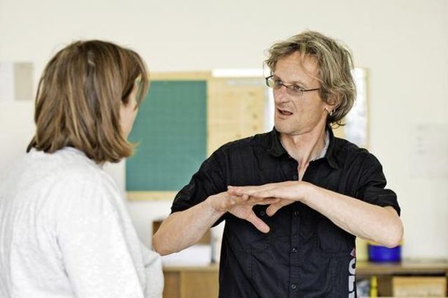 CommunicationMarc Rueger a appris la langue des signes. Aujourd’hui, il travaille avec les sourds aux ateliers Effata. 