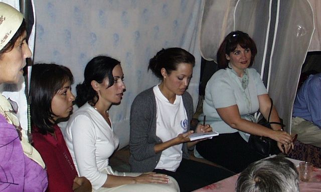 Seite an Seite mit Angelina Jolie: Fiona Elze (rechts) als UNHCR-Angestellte 2003 in einem tschetschenischen Flüchtlingszelt eines Lagers in Inguschetien. (Bild: Privataufnahme)