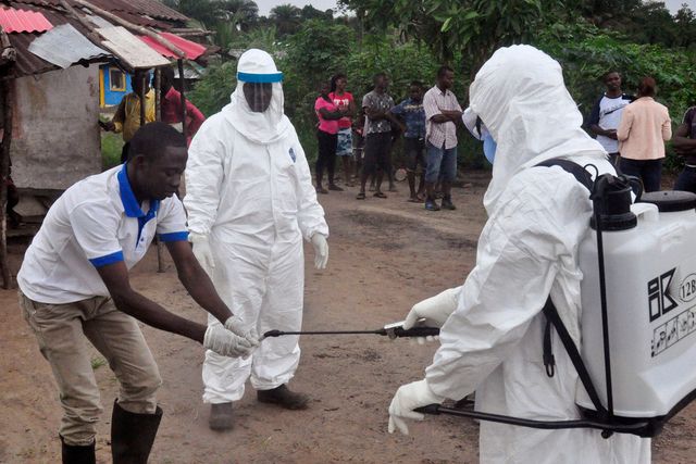 Die Epidemie ist noch nicht besiegt: Mitarbeiter desinfizieren sich ihre Hände, nachdem sie in Kontakt mit einem Ebola-Patienten waren. (30. Juli 2015)