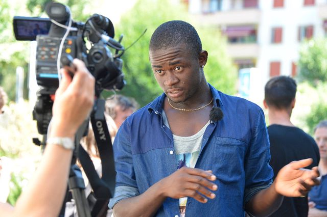 Lausanne und Renens haben dem «sleep-in» ein Ultimatum gestellt: Ein nigerianischer Asylbewerber spricht zum Sender RTS. (3. August 2015)