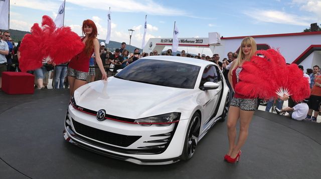 Girls und jede Menge PS: Am Wörthersee fährt VW den 503 PS starken Design Vision GTI ins Rampenlicht.
