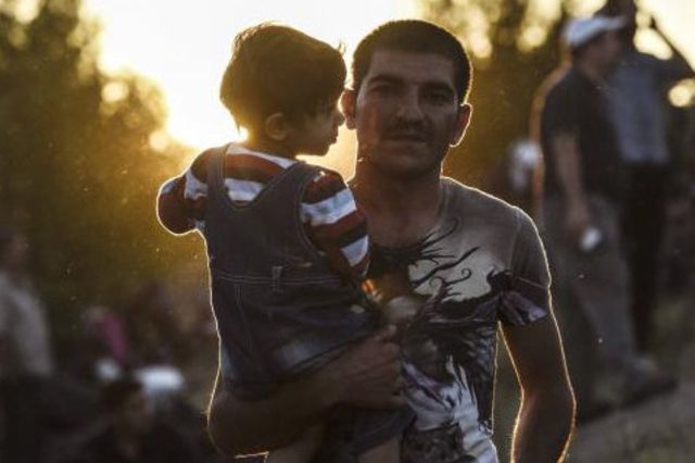 Un père et son fils syriens à la frontière bulgare.