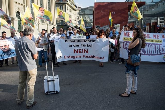 Rund 80 Personen haben auf dem Berner Bahnhofplatz gegen die Entwicklungen in der Türkei demonstriert.