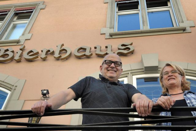 Werden ab heute der «Braui» wieder Leben einhauchen: Die Wirtsleute René Marti und Priska Wyss. Neben einem grossen Angebot an Bieren wollen sie auch mit einer traditionellen Küche punkten.