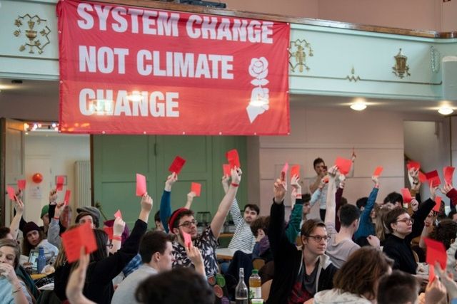 Dans une résolution adoptée dimanche, la JS exprime sa solidarité envers le mouvement de la grève pour le climat.