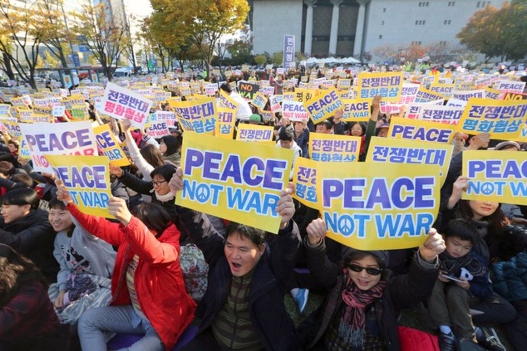 Résultat de recherche d'images pour "Manifestation anti-Trump à Séoul"
