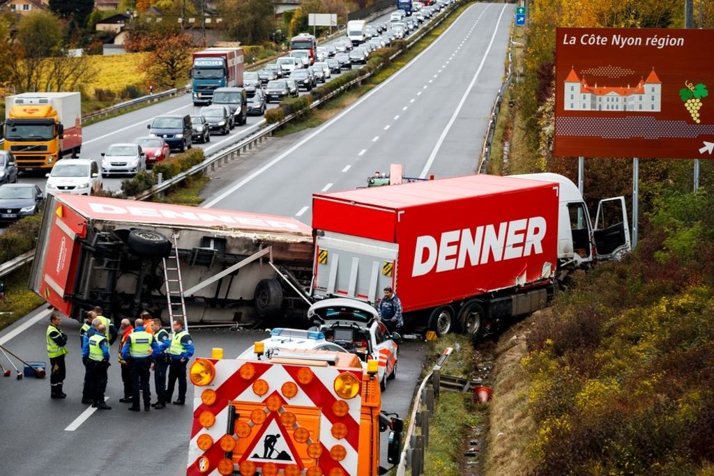 Résultat de recherche d'images pour "États-Unis : un train déraille et tombe sur une autoroute, "plusieurs morts""