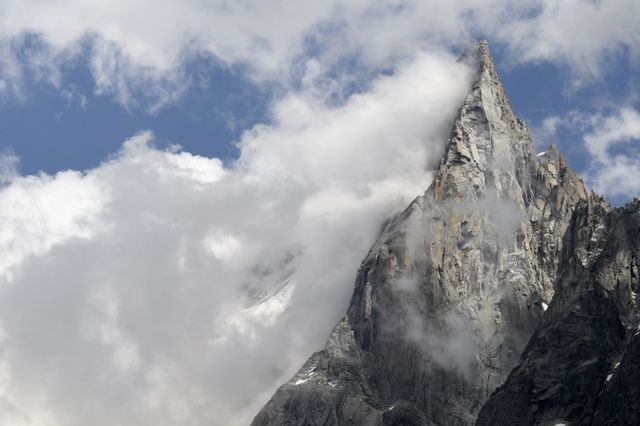 En 2005, une partie du Petit Dru, dans le massif du Mont Blanc, s'était effondrée à cause du réchauffement.